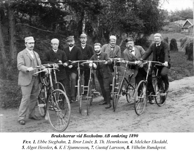bruksherrarmedcyklaromkring1890.jpg